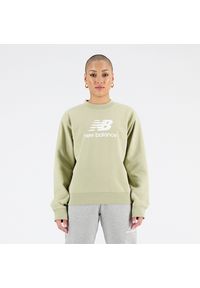 Bluza damska New Balance WT31532FUG – zielona. Typ kołnierza: bez kaptura. Kolor: zielony. Materiał: dresówka, materiał, poliester, prążkowany, bawełna. Wzór: napisy #1