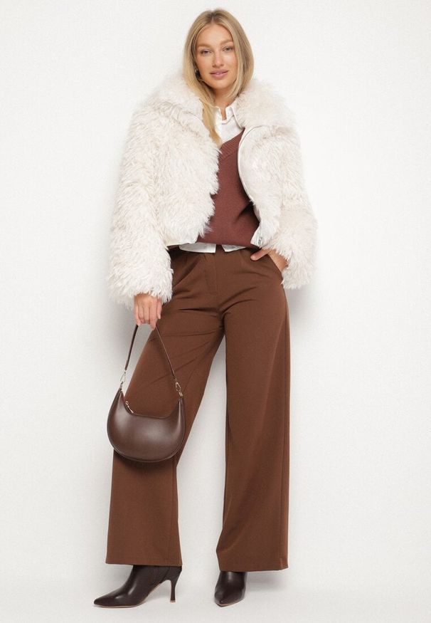 Born2be - Biała Krótka Kurtka Futerko z Wysokim Kołnierzem i Długim Włosiem Lanalia. Okazja: na co dzień, na spacer. Kolor: biały. Materiał: futro. Długość: krótkie. Styl: casual