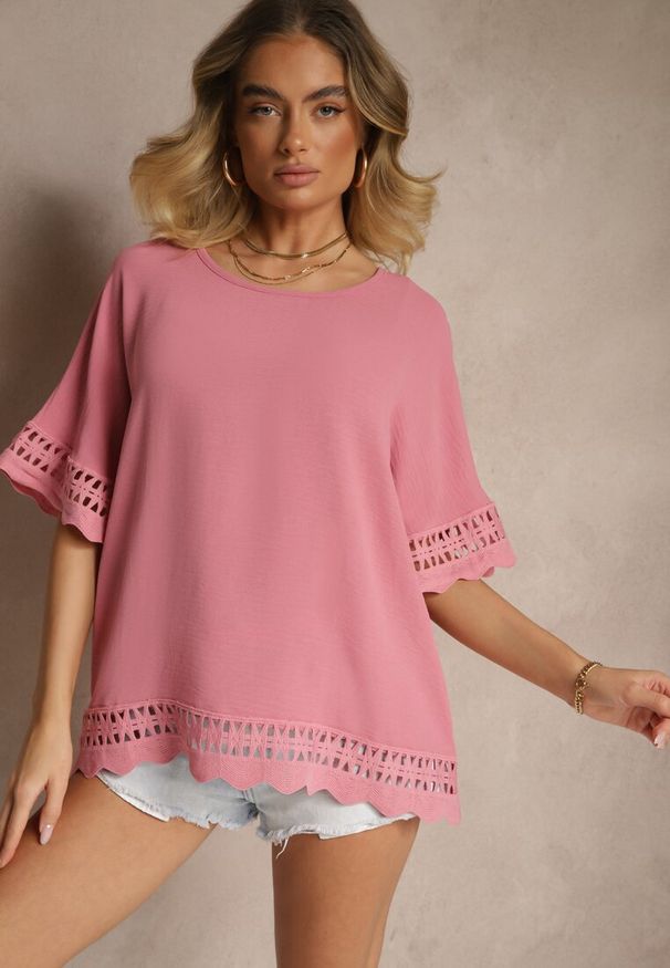 Renee - Różowa Bluzka Ozdobiona Ażurowymi Rękawami Vorana. Okazja: na co dzień. Kolor: różowy. Materiał: jeans. Wzór: aplikacja, ażurowy. Styl: klasyczny, elegancki, casual