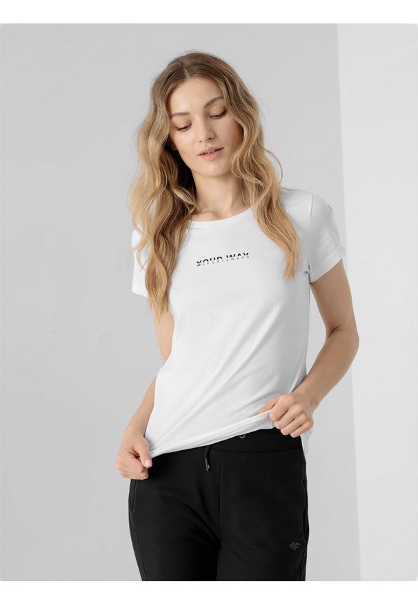 4f - T-shirt regular z nadrukiem damski. Kolor: biały. Materiał: dzianina, bawełna. Wzór: nadruk