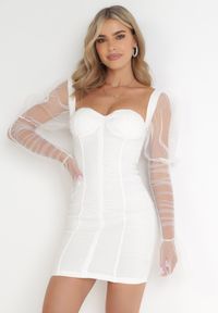 Born2be - Biała Sukienka Dopasowana z Marszczeniem i Bufiastymi Rękawami Farnia. Kolor: biały #1