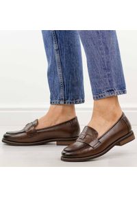 POTOCKI - Czekoladowe skórzane mokasyny damskie Potocki 19465. Okazja: na co dzień. Nosek buta: okrągły. Kolor: brązowy. Szerokość cholewki: normalna. Wzór: aplikacja. Materiał: skóra. Sezon: wiosna, jesień, lato. Obcas: na obcasie. Styl: casual, elegancki, klasyczny. Wysokość obcasa: niski #1