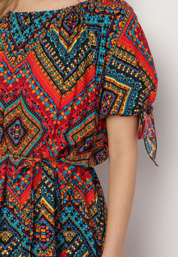 Born2be - Czerwona Bawełniana Sukienka w Etno Wzór z Wiązanym Paskiem w Talii Tosmera. Okazja: na co dzień. Kolor: czerwony. Materiał: bawełna. Styl: etno