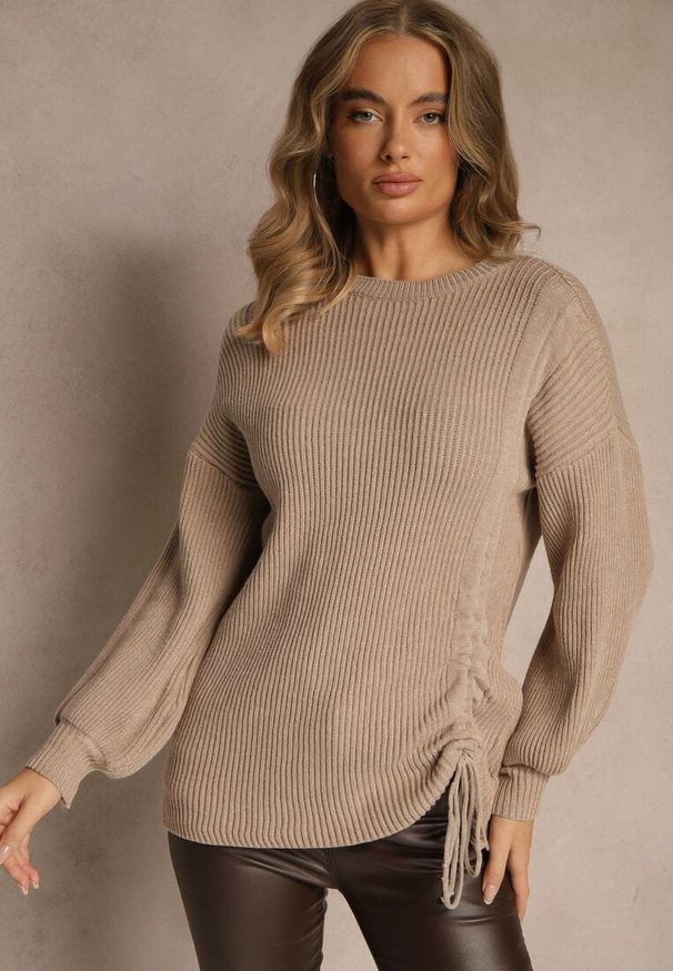 Renee - Beżowy Sweter z Wiskozą o Prostym Kroju z Bocznym Ściągaczem Tivadella. Okazja: na co dzień. Kolor: beżowy. Materiał: wiskoza. Sezon: jesień. Styl: elegancki, casual