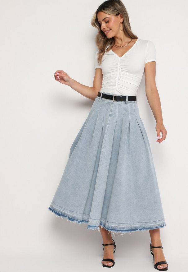 Born2be - Jasnoniebieska Spódnica Jeansowa Rozkloszowana z Paskiem z Ekoskóry Nalier. Okazja: na co dzień. Kolor: niebieski. Materiał: jeans. Styl: elegancki, casual