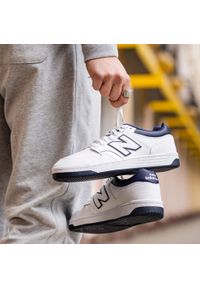 Buty unisex New Balance BB480LWN – białe. Okazja: na co dzień. Kolor: biały. Materiał: skóra, dresówka, materiał. Szerokość cholewki: normalna. Sport: turystyka piesza #3
