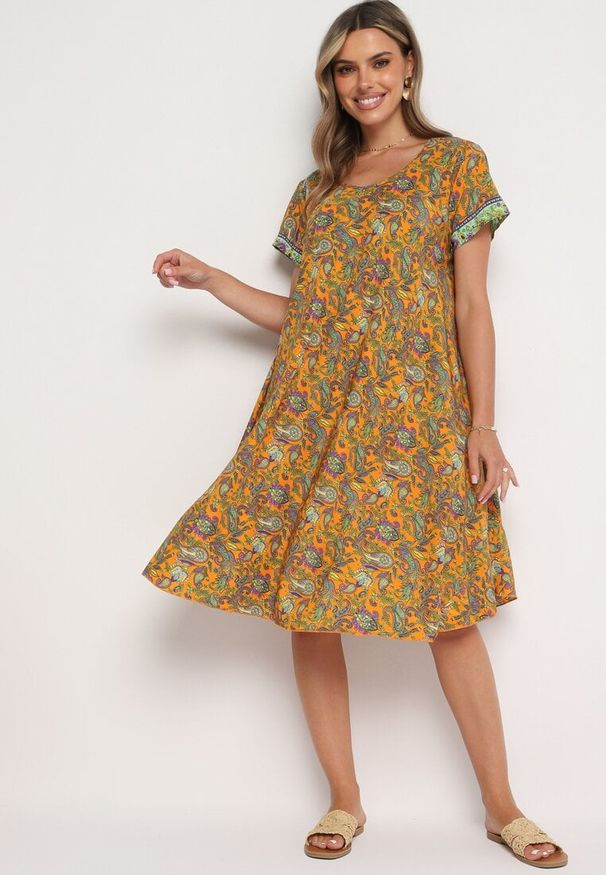 Born2be - Żółta Wiskozowa Sukienka Rozkloszowana we Wzór Paisley Mastis. Kolor: żółty. Materiał: wiskoza. Wzór: paisley