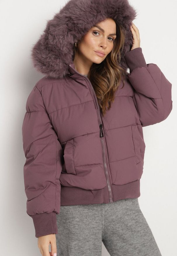 Born2be - Fioletowa Pikowana Kurtka z Szerokimi Ściągaczami i Ozdobnym Futrem przy Kapturze Inandria. Okazja: do pracy, na co dzień, na spotkanie biznesowe. Kolor: fioletowy. Materiał: futro. Długość rękawa: długi rękaw. Długość: długie. Styl: klasyczny, casual, elegancki, biznesowy
