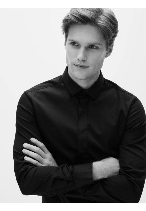 Reserved - Gładka koszula super slim fit - czarny. Kolor: czarny. Materiał: bawełna, tkanina. Wzór: gładki