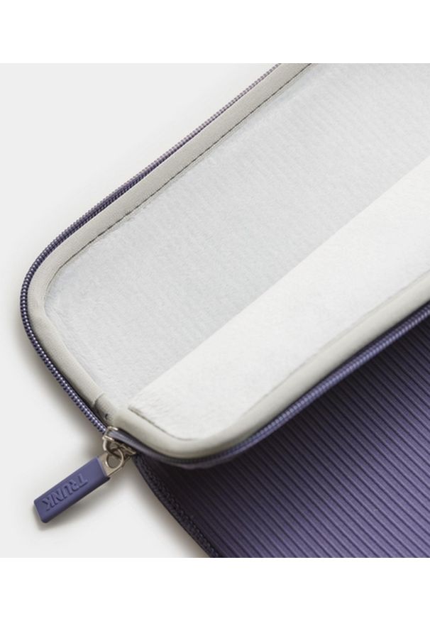 Etui Trunk Ribbed Velvet do MacBook 14'' (blueberry). Materiał: mikrofibra, neopren, materiał, prążkowany. Styl: elegancki, casual