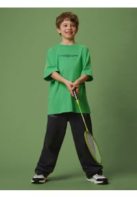 4f - 4F T-shirt loose z nadrukiem chłopięcy - zielony 146/152 (10-12 lat). Okazja: na co dzień. Kolor: zielony. Materiał: dzianina, bawełna. Wzór: nadruk. Sezon: lato. Styl: casual #1
