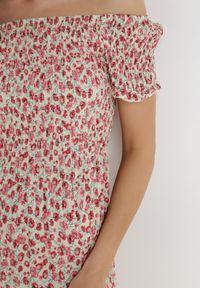 Born2be - Różowo-Zielona Sukienka z Wiskozy Cheri. Typ kołnierza: dekolt hiszpanka. Kolor: różowy. Materiał: wiskoza. Wzór: kwiaty. Sezon: lato. Typ sukienki: rozkloszowane. Długość: maxi #6