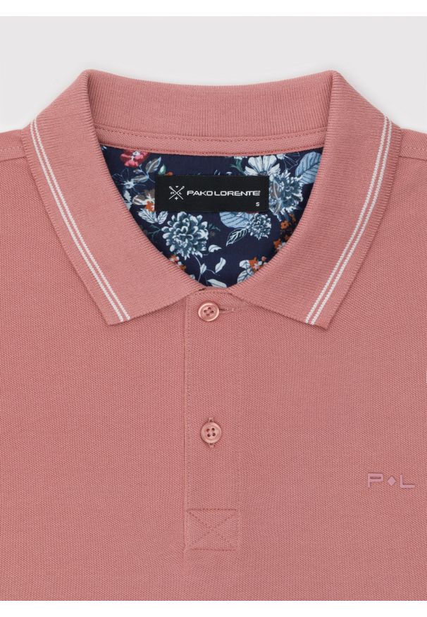 Gładki t-shirt polo P24SF-TX-004-R - Pako Lorente. Okazja: na co dzień. Typ kołnierza: polo. Materiał: bawełna. Wzór: gładki. Styl: casual