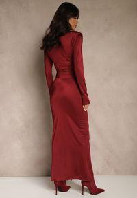 Renee - Bordowa Koktajlowa Sukienka z Rozcięciem na Nogę Zdobiona Trenem Atirga. Okazja: na studniówkę, na imprezę. Typ kołnierza: dekolt w serek. Kolor: czerwony. Wzór: aplikacja. Styl: wizytowy #4
