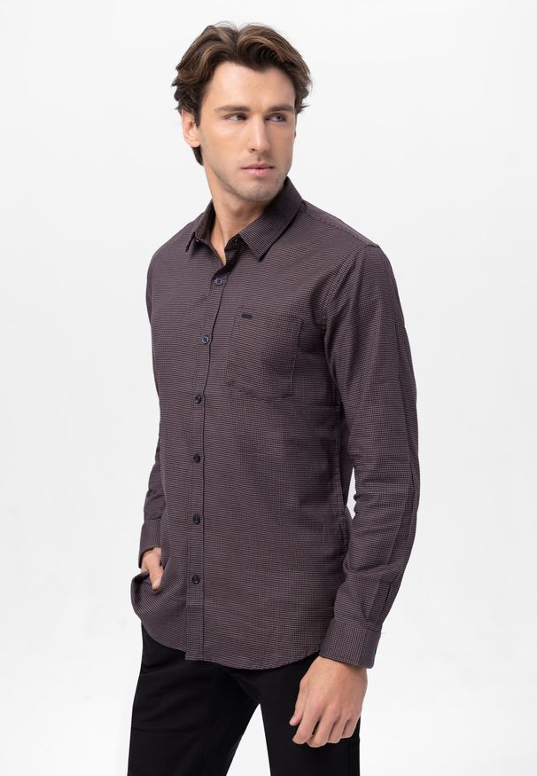 Volcano - Koszula z wzorem K-MAFITO. Typ kołnierza: kołnierzyk klasyczny. Kolor: fioletowy. Materiał: bawełna, materiał, elastan. Długość rękawa: długi rękaw. Długość: długie. Wzór: kratka. Styl: klasyczny, elegancki