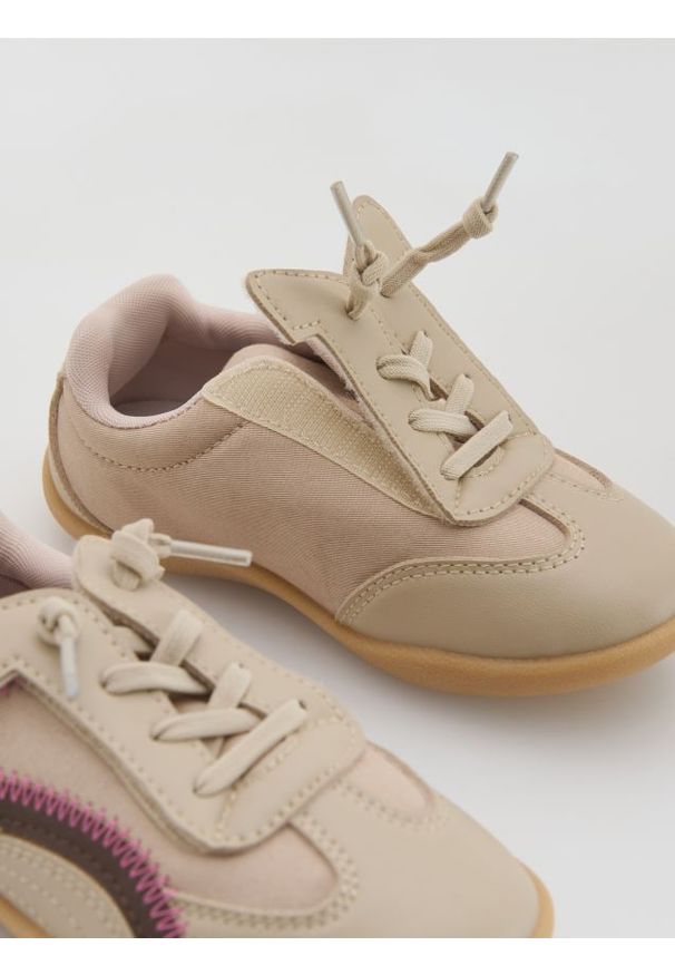Reserved - Buty z rzepem ułatwiającym zakładanie - beżowy. Kolor: beżowy. Materiał: materiał