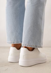 Born2be - Białe Sznurowane Sneakersy o Klasycznym Fasonie na Grubej Podeszwie Cataria. Okazja: na co dzień, na spotkanie biznesowe. Zapięcie: sznurówki. Kolor: biały. Materiał: jeans, bawełna #3