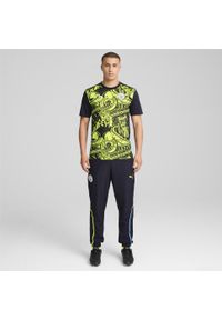 Puma - Męska koszulka przedmeczowa z krótkim rękawem Manchester City PUMA. Kolor: żółty, niebieski, wielokolorowy. Długość rękawa: krótki rękaw. Długość: krótkie