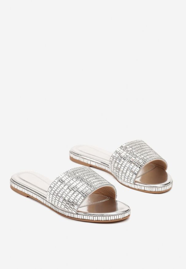 Born2be - Srebrne Klapki Zdobione Metalicznymi Aplikacjami Deolirin. Okazja: na co dzień. Nosek buta: otwarty. Kolor: srebrny. Wzór: aplikacja. Materiał: jeans. Sezon: lato. Obcas: na obcasie. Styl: elegancki, casual. Wysokość obcasa: niski
