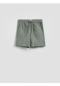 Reserved - Szorty jogger regular fit - jasny zielony. Kolor: zielony. Materiał: tkanina, bawełna #1