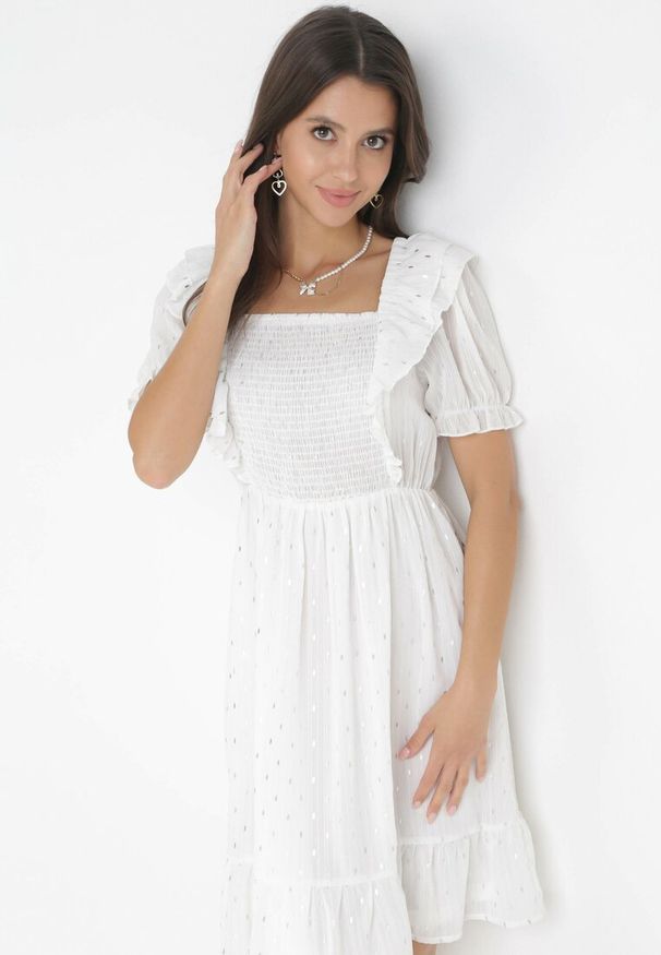 Born2be - Biała Sukienka Mini z Falbankami przy Rękawach i Gumką w Pasie Nevitta. Typ kołnierza: kołnierz z falbankami. Kolor: biały. Materiał: tkanina. Wzór: nadruk. Długość: mini