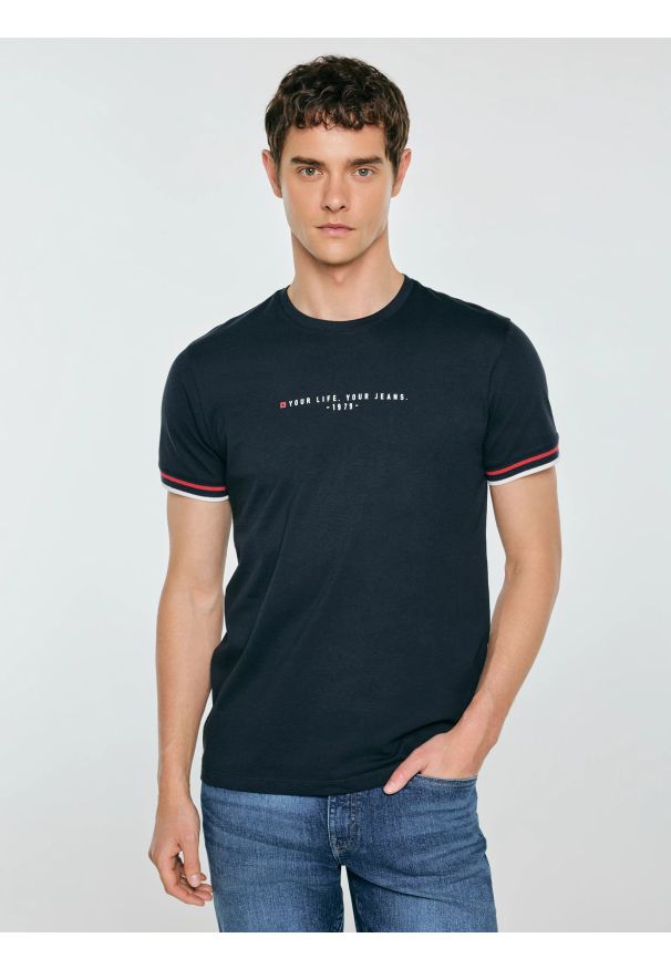 Big-Star - Koszulka męska z kontrastowym wykoŅczeniem granatowa Bortor 403. Kolor: niebieski. Materiał: bawełna. Wzór: nadruk