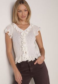Born2be - Biała Prążkowana Bluzka z Wiskozą Ozdobiona Falbanami Delestra. Okazja: na co dzień, na spotkanie biznesowe. Kolor: biały. Materiał: prążkowany, wiskoza. Wzór: aplikacja. Styl: casual, biznesowy, elegancki #7