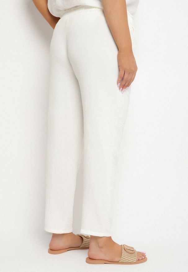 Born2be - Białe Spodnie o Prostym Kroju z Gumką w Talii Filavia. Okazja: na co dzień. Kolor: biały. Styl: sportowy, casual, elegancki