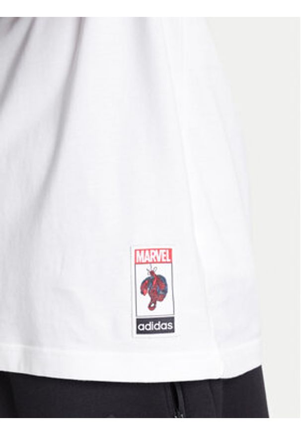 Adidas - adidas T-Shirt Marvel Spider-Man Web Logo JL8056 Biały Regular Fit. Kolor: biały. Materiał: bawełna. Wzór: motyw z bajki