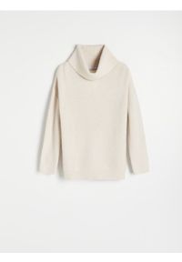 Reserved - Sweter z luźnym golfem - kremowy. Typ kołnierza: golf. Kolor: kremowy. Materiał: prążkowany, wiskoza, dzianina. Styl: klasyczny #1
