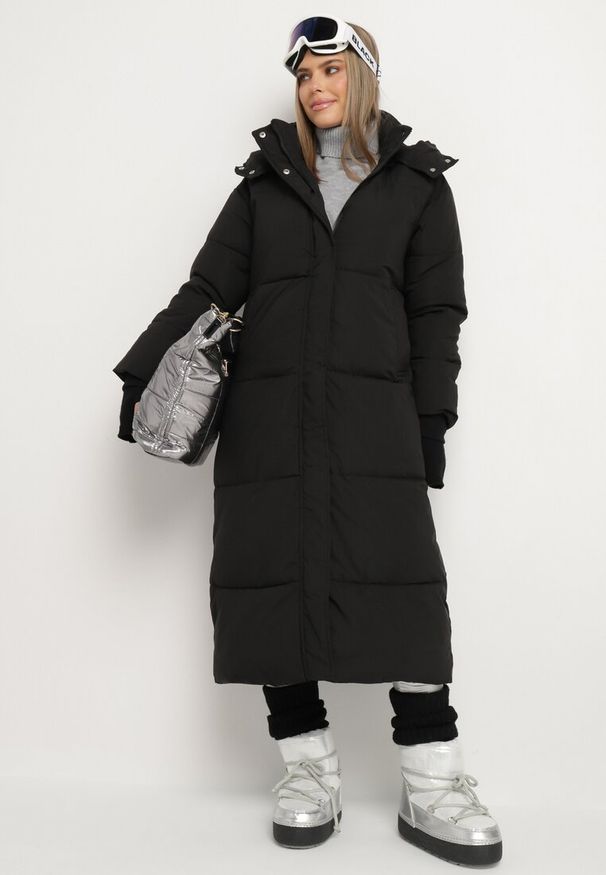 Born2be - Czarna Pikowana Kurtka o Długim Fasonie z Odpinanym Kapturem Daivera. Okazja: na spacer. Kolor: czarny. Materiał: dzianina. Długość: długie. Sezon: zima
