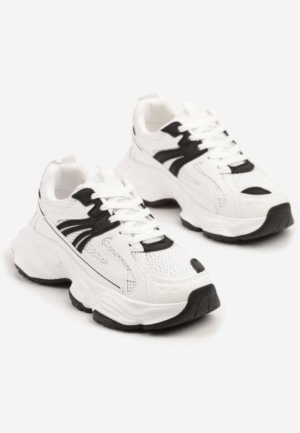 Renee - Białe Sneakersy na Platformie z Tłoczeniem i Metaliczną Ozdobą Alarella. Okazja: na co dzień. Kolor: biały. Materiał: jeans. Wzór: aplikacja. Obcas: na platformie
