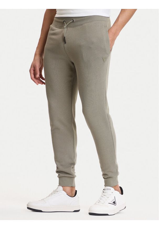 Guess Spodnie dresowe Z2YB22 KAIJ1 Zielony Regular Fit. Kolor: zielony. Materiał: bawełna
