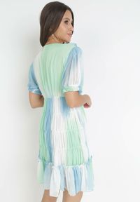 Born2be - Zielona Rozkloszowana Sukienka Mini z Falbankami i Głębokim Dekoltem Edvige. Okazja: na co dzień. Typ kołnierza: kołnierz z falbankami. Kolor: zielony. Materiał: tkanina. Długość rękawa: krótki rękaw. Styl: casual. Długość: mini #2