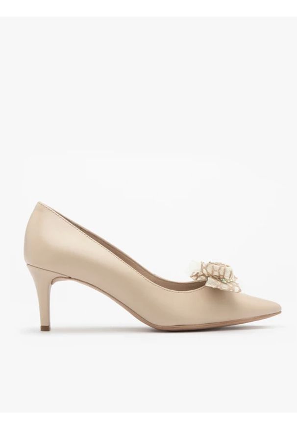 Ryłko - Beżowe czółenka z odpinaną kokardą. Kolor: beżowy. Materiał: skóra. Szerokość cholewki: normalna. Obcas: na obcasie. Styl: street. Wysokość obcasa: średni