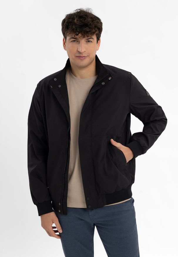 Volcano - Lekka kurtka J-TEGABO. Okazja: na co dzień. Typ kołnierza: kołnierzyk stójkowy. Kolekcja: plus size. Materiał: dzianina, materiał. Wzór: gładki. Sezon: wiosna, jesień. Styl: casual, klasyczny