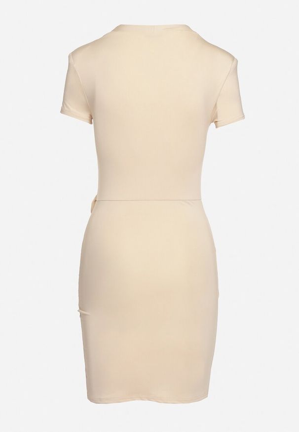 Born2be - Beżowa Asymetryczna Sukienka z Usztywnianymi Miseczkami i Ozdobnym Kwiatem Dochita. Okazja: na co dzień. Kolor: beżowy. Długość rękawa: krótki rękaw. Wzór: kwiaty. Typ sukienki: asymetryczne. Styl: elegancki, casual