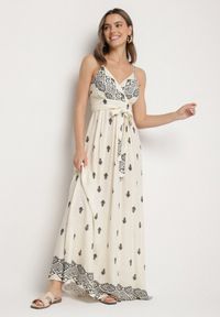 Born2be - Kremowo-Czarna Bawełniana Sukienka Rozkloszowana z Kopertowym Dekoltem i Wiązaniem Revevra. Okazja: na randkę, na co dzień. Typ kołnierza: dekolt kopertowy. Kolor: beżowy. Materiał: bawełna. Długość rękawa: na ramiączkach. Typ sukienki: kopertowe. Styl: casual #5