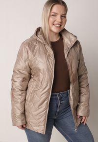 Born2be - Ciemnobeżowa Pikowana Kurtka Przejściowa o Prostym Kroju z Kapturem Vimoris. Okazja: na co dzień, na spacer. Typ kołnierza: kaptur. Kolekcja: plus size. Kolor: beżowy. Materiał: jeans, poliester. Styl: casual, elegancki #1
