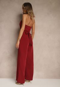 Renee - Bordowy Kombinezon o Taliowanym Kroju z Dekoltem Halter i Wiązanym Paskiem Malisena. Okazja: na co dzień, na imprezę, na randkę. Kolor: czerwony. Styl: elegancki, casual