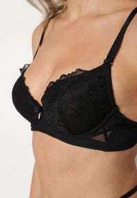 Born2be - Czarny Koronkowy Biustonosz Ozdobiony Kokardką Ezanzee. Kolor: czarny. Materiał: koronka. Rodzaj stanika: odpinane ramiączka, różne sposoby noszenia. Wzór: aplikacja #6