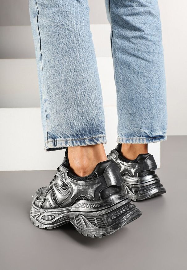 Renee - Czarne Sneakersy w Streetwearowym Stylu na Podeszwie z Tłoczeniami Neodeoriel. Okazja: na co dzień. Kolor: czarny. Obcas: na platformie