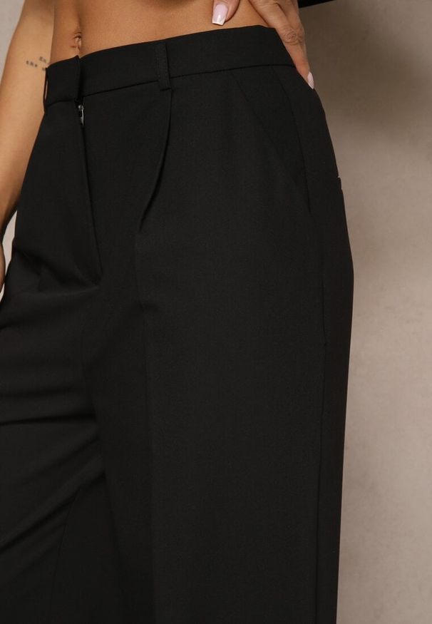 Renee - Czarne Szerokie Spodnie Garniturowe z Wiskozą High Waist Rosandria. Okazja: na co dzień, na spotkanie biznesowe. Stan: podwyższony. Kolor: czarny. Materiał: wiskoza. Wzór: aplikacja, nadruk. Styl: biznesowy, klasyczny, casual