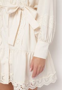 Born2be - Jasnobeżowa Koszulowa Sukienka z Wiskozy z Bawełną Koronką i Paskiem Lilresia. Okazja: na co dzień. Kolor: beżowy. Materiał: koronka, bawełna, wiskoza. Długość rękawa: długi rękaw. Wzór: koronka. Sezon: wiosna, lato. Typ sukienki: koszulowe. Styl: klasyczny, casual, elegancki #2