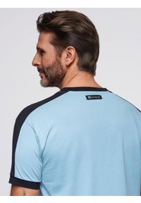 Ombre Clothing - Męski t-shirt z kontrastowymi lampasami – jasnoniebieski V3 - Rozmiar: XL. Okazja: na co dzień. Kolor: niebieski. Materiał: materiał, jersey, poliester, bawełna. Wzór: melanż, aplikacja. Styl: klasyczny, sportowy, casual #6