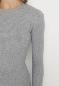 Born2be - Szary Sweter Prążkowany z Cyrkoniami Romvra. Okazja: na co dzień. Kolor: szary. Materiał: prążkowany. Długość rękawa: długi rękaw. Długość: długie. Styl: casual, elegancki #5