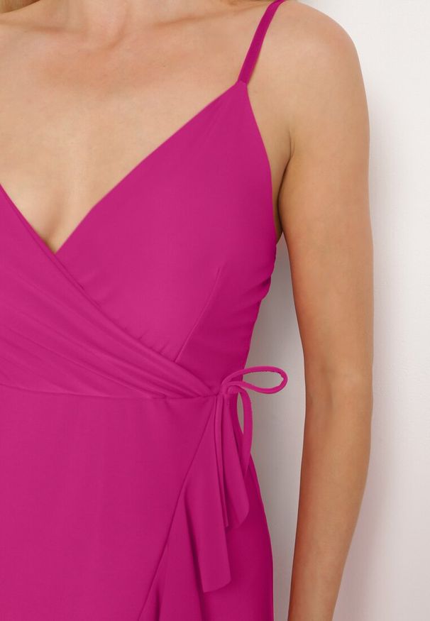 Born2be - Fuksjowa Koktajlowa Sukienka z Kopertowym Dekoltem na Ramiączkach z Ozdobną Falbanką Nestasi. Okazja: na co dzień. Kolor: różowy. Długość rękawa: na ramiączkach. Typ sukienki: kopertowe. Styl: wizytowy