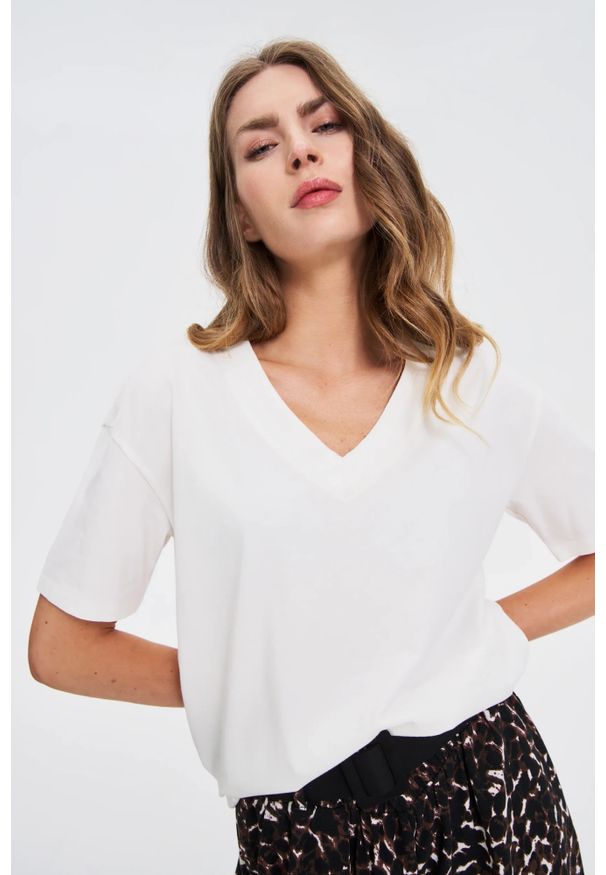 MOODO - T-shirt z dekoltem w serek biały. Typ kołnierza: dekolt w serek. Kolor: biały. Materiał: bawełna, elastan
