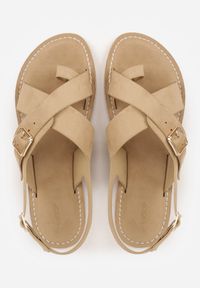 Born2be - Beżowe Sandały Typu Japonki VICES Ozdobione Klamrą Nanrunia. Okazja: na co dzień. Zapięcie: klamry. Kolor: beżowy. Materiał: koronka. Wzór: aplikacja. Styl: klasyczny, wakacyjny, casual #6