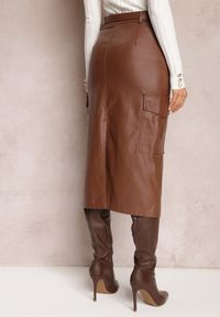 Renee - Brązowa Spódnica Midi z Imitacji Skóry Paskiem i Kieszeniami Cargo Edvardisa. Kolor: brązowy. Materiał: skóra